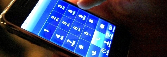Controlla lo smartphone in carica mentre è nella vasca: 14enne muore folgorato Controlla lo smartphone in carica mentre è nella vasca: 14enne muore folgorato