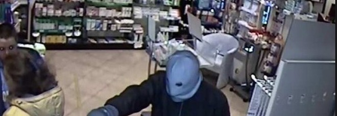 Nuova rapina del bandito solitario: clienti in ostaggio nella farmacia Nuova rapina del bandito solitario: clienti in ostaggio nella farmacia