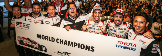 Sébastien Buemi, Kazuki Nakajima e Fernando Alonso festeggiano il titolo mondiale piloti del WEC
