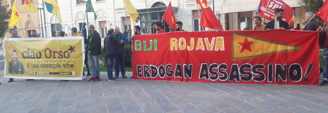 Manifestazione di cittadini Curdi in piazza della Prefettura, a Rieti