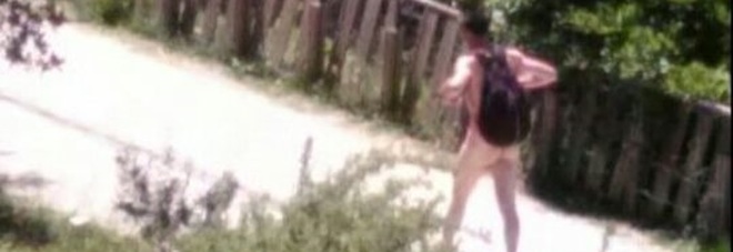 Passeggia nudo zaino
in spalla: «Per me
è naturale, lo faccio sempre»