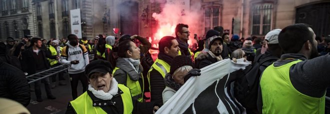 Francia paralizzata dai “giubbini gialli”: traffico in tilt e un morto per il “caro-carburanti” Francia paralizzata dai “giubbini gialli”: traffico in tilt e un morto per il “caro-carburanti”
