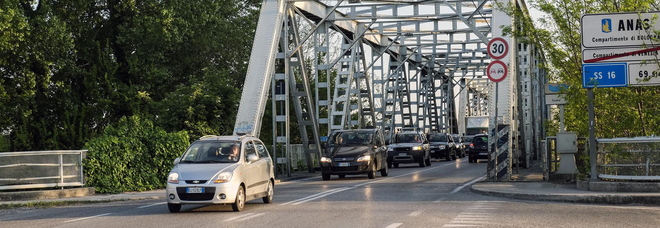 Ponte sul Po chiuso, Trenitalia potenzia la linea con quattro nuovi treni Ponte sul Po chiuso, Trenitalia potenzia la linea con quattro nuovi treni