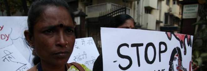 Orrore senza fine in India, altre donne violentate e impiccate