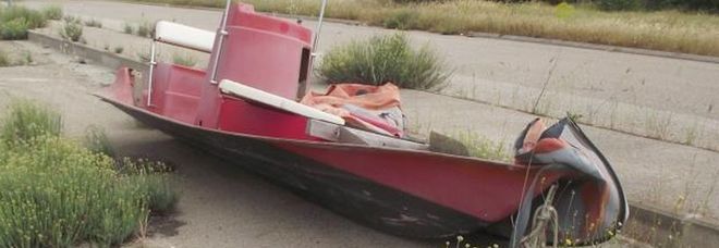 Campagne, un tappeto di immondizia
Anzi, un mare e spunta un gommone Campagne, un tappeto di immondizia
Anzi, un mare e spunta un gommone