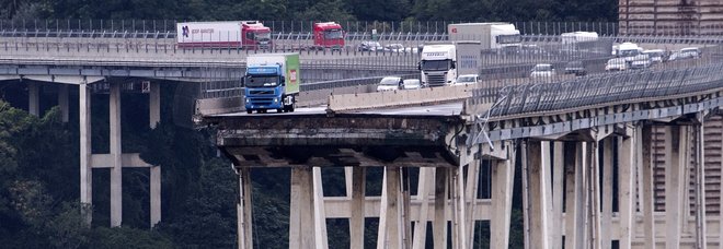Genova, 35 morti e 10 dispersi: 440 gli sfollati. Si scava sotto le macerie del ponte Morandi Genova, 35 morti e 10 dispersi: 440 gli sfollati. Si scava sotto le macerie del ponte Morandi