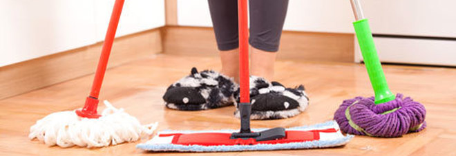 Pulizie domestiche: spettano alle donne anche se lavorano tutto il girono. L'uomo? Paga le bollette Pulizie domestiche: spettano alle donne anche se lavorano tutto il girono. L'uomo? Paga le bollette