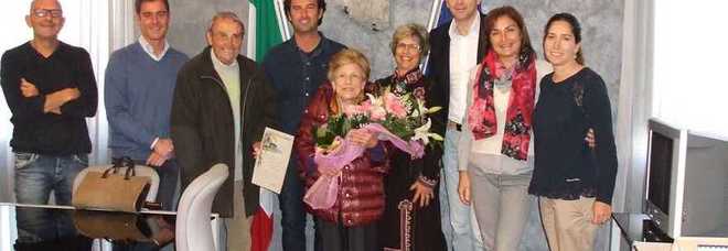 Anna Cantarini con i fiori circondata dalla Giunta di Numana Anna Cantarini con i fiori circondata dalla Giunta di Numana