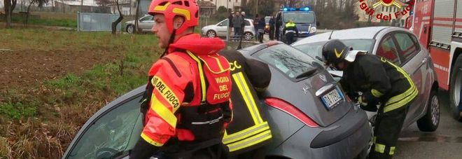 Moto schiacciata fra due auto Grave in ospedale un 19enne
