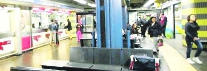 La panchina della metro su cui si era fermata la madre