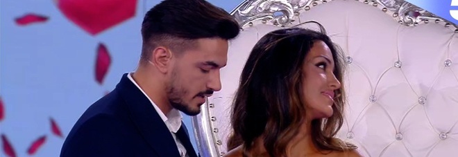 Isola, Rosa Perrotta, proposta di matrimonio in diretta da parte di Pietro Tartaglione Isola, Rosa Perrotta, proposta di matrimonio in diretta da parte di Pietro Tartaglione