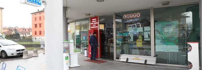 Colpo in tabaccheria: ladri caricano sul furgone una slot e un cambia monete Colpo in tabaccheria: ladri caricano sul furgone una slot e un cambia monete