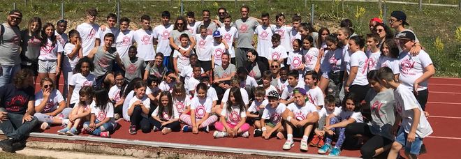 Andrew Howe con i ragazzi del camp estivo (Foto Meloccaro) Andrew Howe con i ragazzi del camp estivo (Foto Meloccaro)
