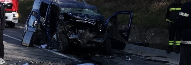 Tremendo frontale tra auto:
feriti i due conducenti
per uno c'è l'eliambulanza