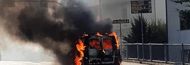 Furgone incenerito
dal fuoco: chiusa
la Circonvallazione