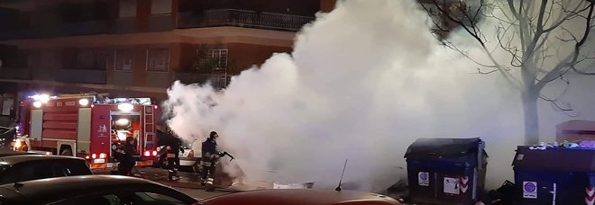 Cassonetti in fiamme a largo Bilancioni (foto FRANCESCO TOIATI)