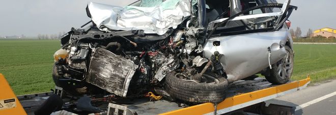 Auto contro autocarro per il trasporto animali: morto un uomo