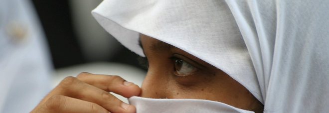 La famiglia le impone il velo islamico, lei rifiuta di andare a scuola La famiglia le impone il velo islamico, lei rifiuta di andare a scuola