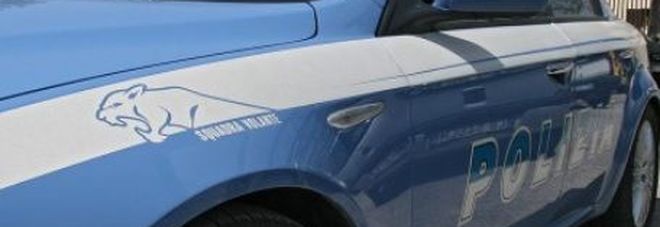 L'ex non vuole fare pace e lui
le taglia i capelli mentre
lavora in un negozio: arrestato