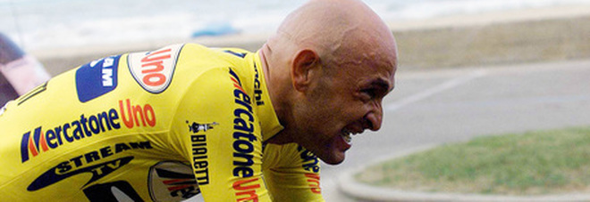 Pantani, la rivelazione: «Non era solo quando è morto». Il mistero della pallina bianca