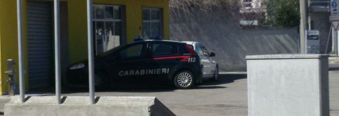 La pattuglia dei carabinieri sul posto La pattuglia dei carabinieri sul posto