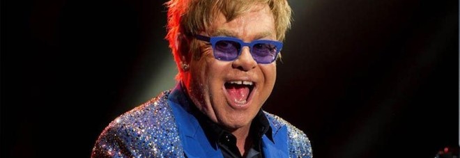 Elton John furioso sul palco: inveisce contro un fan e se ne va Video
