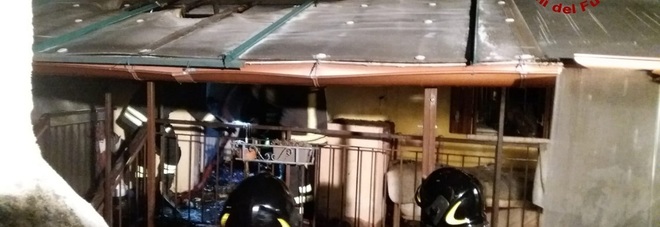 Scoppia un rogo in cucina: casa inagibile e proprietaria ferita