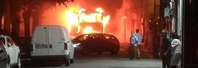 Bus in fiamme tra le case: paura
​nella notte a Bellegra