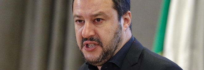 Sbarco di 106 migranti a Messina, Salvini: «Porti chiusi anche a navi militari europee». Ma la Difesa: «La competenza non è del Viminale» Sbarco di 106 migranti a Messina, Salvini: «Porti chiusi anche a navi militari europee». Ma la Difesa: «La competenza non è del Viminale»