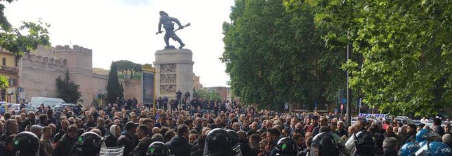 Ncc, Tar conferma riforma del settore: 200 autisti bloccano Porta Pia Ncc, Tar conferma riforma del settore: 200 autisti bloccano Porta Pia