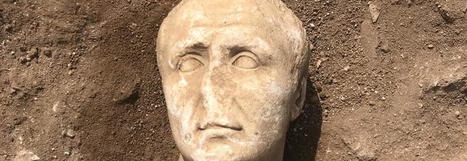 Eccezionale scoperta degli archeologi salentini. «Trovato il volto di Giulio Cesare» Eccezionale scoperta degli archeologi salentini. «Trovato il volto di Giulio Cesare»
