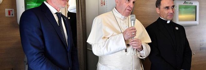 In volo per l'Africa Papa Francesco lancia l'allarme sulle donne maltrattate e abusate