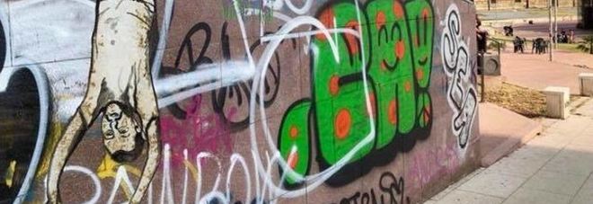Salvini a testa in giù in un murale a Torino: «Che squallore, rispondiamo con le idee» Salvini a testa in giù in un murale a Torino: «Che squallore, rispondiamo con le idee»