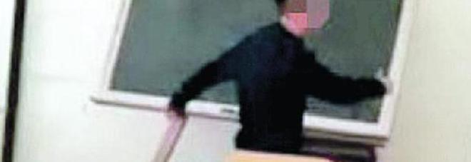 Minacce choc alla prof: «Te squaglio nell'acido». Il video è virale, ma lo studente è impunito Minacce choc alla prof: «Te squaglio nell'acido». Il video è virale, ma lo studente è impunito