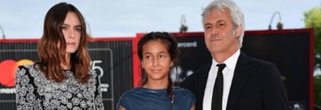 Sophie, la figlia di Pietro Taricone, per la prima volta sul red carpet con mamma Kasia e Domenico Procacci. «È identica al papà» Sophie, la figlia di Pietro Taricone, per la prima volta sul red carpet con mamma Kasia e Domenico Procacci. «È identica al papà»