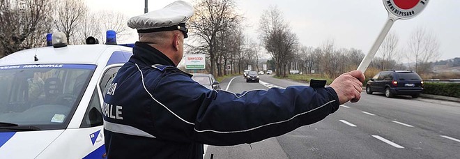 Sbanda, si schianta contro
i mezzi in sosta, abbandona
l'auto e se ne va