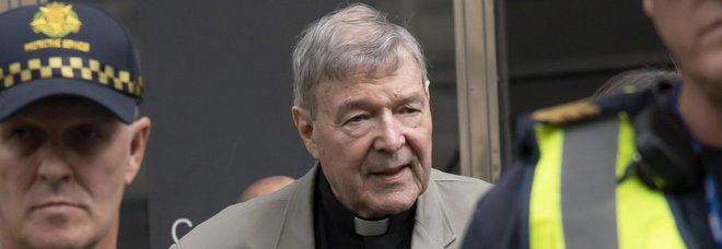 Abusò di due ragazzini, il Papa sospende il cardinale Pell: stop a contatti con minori