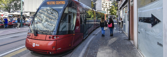 Preso a calci e testate dai bulli Pr della discoteca si rifugia sul tram Preso a calci e testate dai bulli Pr della discoteca si rifugia sul tram