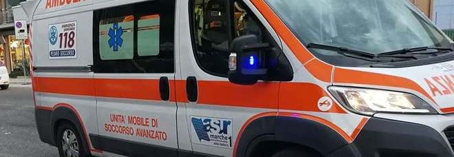 Ciclista urtato dall'auto
​e scaraventato a terra
finisce all'ospedale
