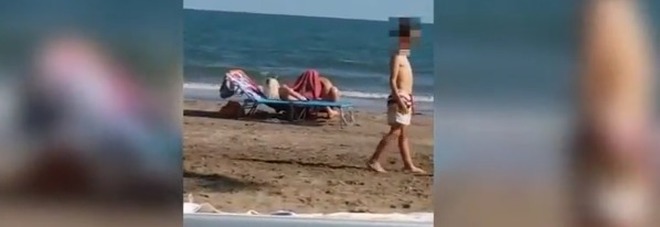 Sesso orale in pieno giorno
in spiaggia: i due amanti
nel video imbarazzante