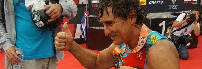 Alex Zanardi vince l'Iron man e per primo al mondo abbatte il muro delle 9 ore