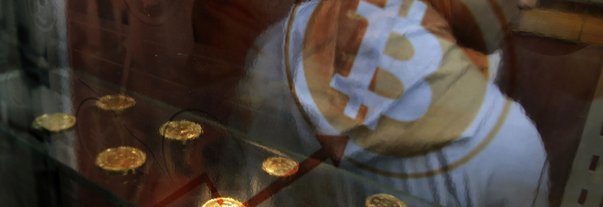 Bitcoin in crisi, perde il 21%: il valore crolla sotto i 13mila dollari