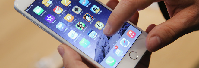 Nuovo iPhone: schermo curvo e controllo a distanza Nuovo iPhone: schermo curvo e controllo a distanza