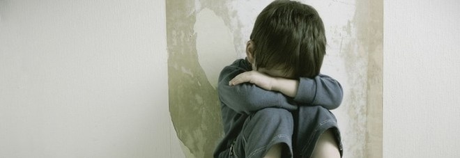 Vittima di un pedofilo quando era bimbo: a 23 anni accoltella il presunto "orco" Vittima di un pedofilo quando era bimbo: a 23 anni accoltella il presunto "orco"