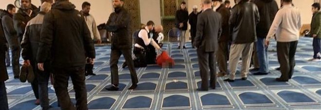 Londra, fedele musulmano accoltellato nella moschea di Regent's Park: è ferito VIDEO