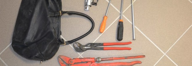Ritrovata un'auto rubata:
all'interno c'era il kit
completo per i furti in casa