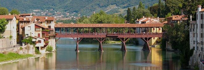 Maturando poco maturo: fa pipì dal Ponte degli Alpini, rischia 10mila euro di multa Maturando poco maturo: fa pipì dal Ponte degli Alpini, rischia 10mila euro di multa