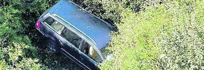 Perde il controllo dell'auto e fa un salto di 10 metri: miracolato Perde il controllo dell'auto e fa un salto di 10 metri: miracolato