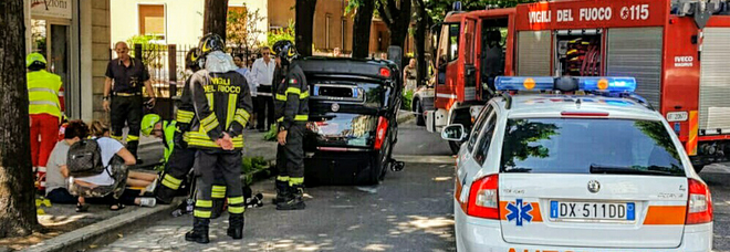 Schianto fra due auto: una si ribalta Ferite due donne e un minore /Foto Schianto fra due auto: una si ribalta Ferite due donne e un minore /Foto