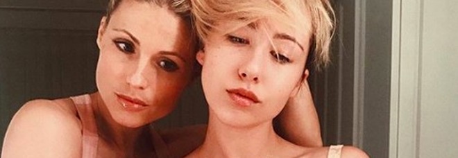 Aurora Ramazzotti rivela: «La prima volta che ho fatto l'amore? Era il compleanno di mia madre Michelle...» Aurora Ramazzotti rivela: «La prima volta che ho fatto l'amore? Era il compleanno di mia madre Michelle...»